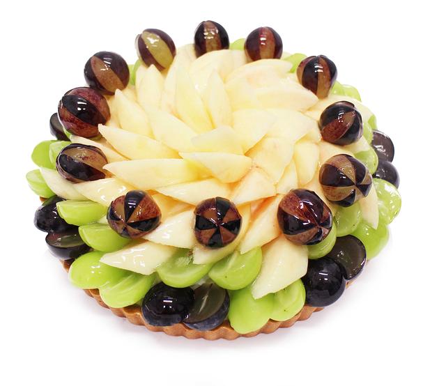 画像: 白桃とぶどうのケーキ 【ベース:マスカルポーネ】 芳醇な香りの白桃と、ジューシーな2種のぶどうをあわせて美しく飾りました。みずみずしく甘い人気のフルーツのコンビネーションをお楽しみください。