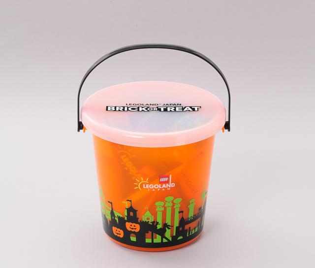 画像: ハロウィン・スウィーツ・ボックス 1000円 対象ショップにいくと、「ブリック・オア・トリート」の合言葉でお菓子がもらえるボックスです。全部周るとプレゼントがもらえます。