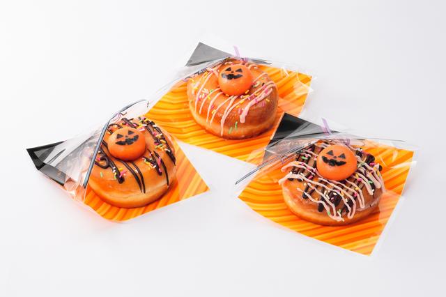 画像: ハッピードーナツ 各390円【ピット・ストップ・ジュース・アンド・ドライブ】 チョコレートなど3種類のコーティングから選べます。上にはジャック・オ・ランタンをモチーフにしたお餅が乗っています。