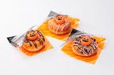 画像: ハッピードーナツ 各390円【ピット・ストップ・ジュース・アンド・ドライブ】 チョコレートなど3種類のコーティングから選べます。上にはジャック・オ・ランタンをモチーフにしたお餅が乗っています。
