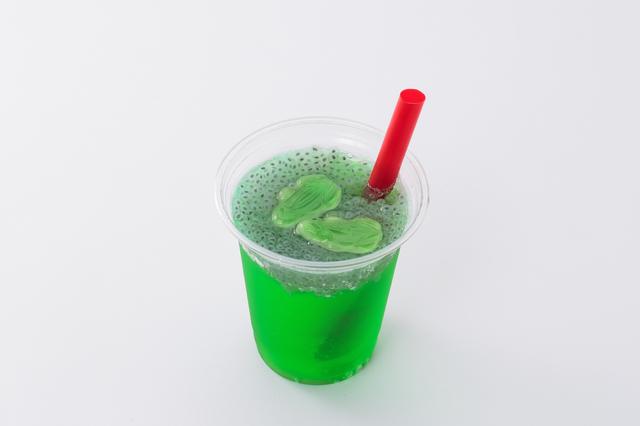 画像: ケロケロドリンク 350円【オアシス・スナックほか】 カエルのたまごのような見た目と不思議な食感がメロンソーダとマッチしたユニークなドリンクです。上にはカエルのグミがのっています。