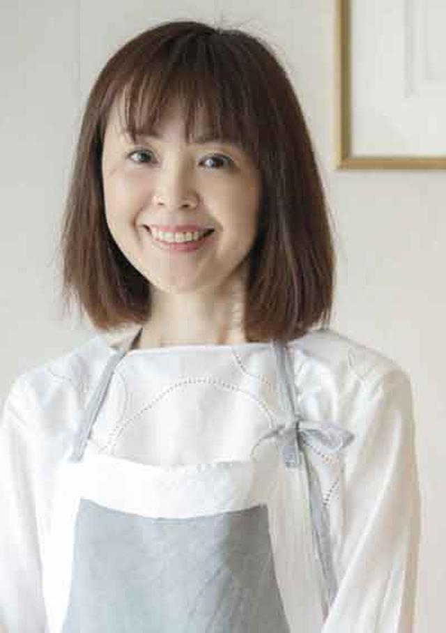 画像: 著者プロフィール 吉川文子(よしかわふみこ) 1995年より自宅で洋菓子教室を主宰。1999年NHK「きょうの料理大賞」においてお菓子部門受賞。伝統的なお菓子をベースに、新しいエッセンスも盛り込みながらオリジナルレシピを紹介している。また、雑誌や書籍で“バターを使わないお菓子”を提案し、人気を博している。