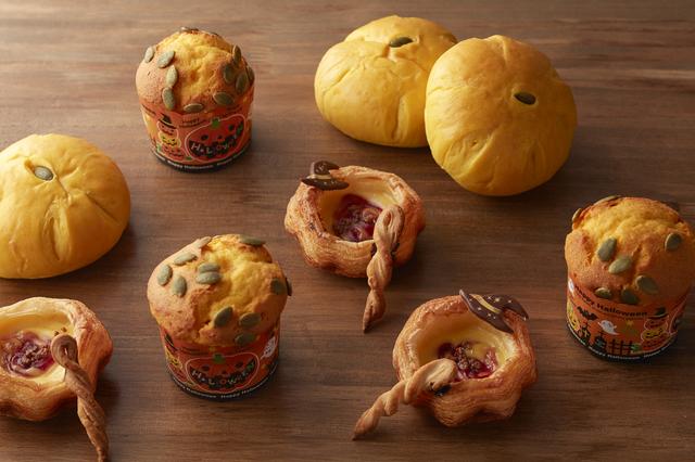 画像: パンプキンマフィン ¥230 生地にパンプキンペーストを練りこみ、カボチャの種をトッピングしました。しっとりとしていてカボチャの甘みを感じられる商品です。かわいいハロウィン柄のカップに入れて焼き上げました。 魔女の不思議なツボ ¥330 カスタードとラズベリーソースを絞ったデニッシュを魔女の壺に見立てた商品です。トッピングにパチパチと弾けるチョコレートをのせているので食感もアクセントがきいています。 かぼちゃパン ¥270 カボチャピューレを混ぜた生地に、北海道産えびすかぼちゃをまるまる皮ごと使用した甘さ控えめな餡を包んで焼き上げました。かぼちゃの形をした見た目もかわいい一品です。