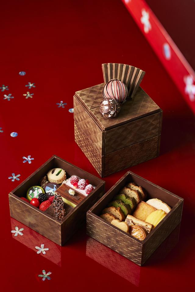 画像: <オリジナルチョコレート> 雅叙園に今でも息づく江戸文化の華やかさをペストリー料理長 生野 剛哉が現代の技で表現(つないだ)したオリジナルチョコレートです。「手毬チョコ」は、ガナッシュクリームを和柄のチョコレートで彩りました。大きな手毬はヘーゼルナッツの風味を、小さな手毬は抹茶ガナッシュの中でふんわりと香る桜の葉の風味をお楽しみいただけます。 「玉手箱」は、かつて豪華絢爛な建物にちなみ「昭和の竜宮城」と謳われたことからイメージして作った一品です。重厚感ある仕上げのチョコレートで作られた玉手箱の中には、和柄のマカロンボンボンショコラなどを贅沢に詰めました。 手毬チョコ ¥3,000 ※要予約(3日前まで) 玉手箱 ¥18,000 ※要予約(3日前まで)