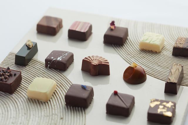 画像: <ショコラ> ◆ボンボンショコラ “ケーキのようなチョコレートを作りたい”というシェフの思いから、プティガトーのような味わいを小さなチョコレートで表現しました。和の食材をふんだんに取り入れ、素材の組合せによって生み出された「厚さ1cmの芸術」をお楽しみください。 ピスタチオ ¥370/山椒 ¥370/木苺 ¥370/柚子 ¥370/ カルヴァドス ¥370/抹茶酒粕 ¥320 モルトウイスキー ¥370/ 黒糖キャラメル ¥320/オレンジノワゼット ¥320/ トロピカルペッパー ¥320/カシスフィグ ¥370/ライチローズ ¥370/ 紫蘇 ¥320/ローズマリー ¥320/生姜 ¥320/ セーデルブレンドティー ¥320/ ショコラ5個入 ¥2,000/ショコラ8個入 ¥2,800