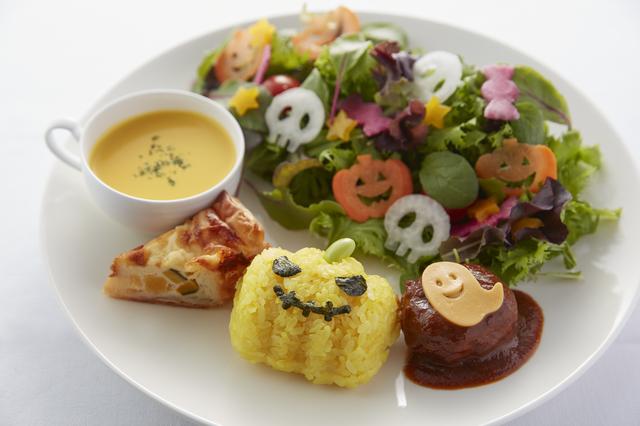 画像: ハロウィンプレート かぼちゃ味のスープやキッシュ、かぼちゃ形に模られたターメリックライスをメインに、ドクロやかぼちゃ、キャンディや星の形にした野菜とともに、ハロウィンの雰囲気を味わっていただけるプレートです。 ・料金:¥880 ・期間:10月16日(月)~10月31日(火)