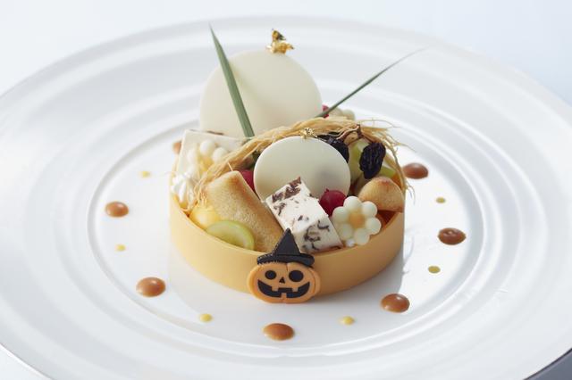 画像: Roue de Citrouille (ルーデ・シトロゥイエ かぼちゃの輪) ジャック・オー・ランタンのモチーフが愛らしいハロウィン仕様のかぼちゃのムースとラム酒が香るラムレーズンのクリームを合わせて、アーモンド風味のフィナンシェと一緒に味わっていただくスイーツです。マスカットやカダイフをあしらい、ロマンチックに仕上げた期間限定スペシャルメニューです。 ・料金:¥1,000 ※税金・サービス料込 ・時間:11:00 a.m ~ 7:00 p.m(L.O 6:30 p.m) ・期間:10月1日(日)~10月31日(火)