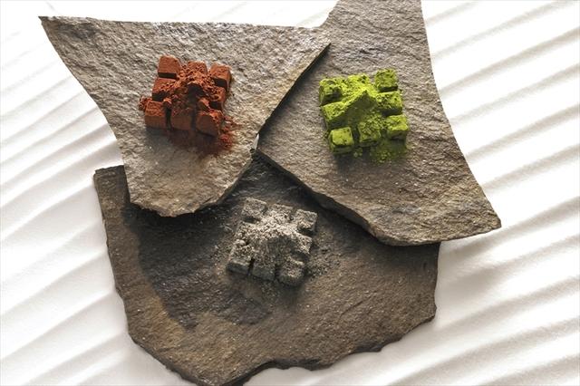 画像: ◆生チョコレート フレーバーパウダーを石庭の白砂に見立てた枯山水シリーズは、パウダーをふりかけてご賞味いただくスタイル。石甃シリーズは四角く敷き詰められた石畳をイメージした生チョコです。絶妙な素材の組合せをお楽しみください。 ・枯山水・薄墨(黒胡麻和三盆) ¥2,000 ・枯山水・新緑(東京抹茶) ¥2,000 ・枯山水・赤銅(モルトウイスキー)¥2,000