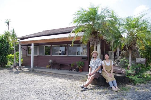 画像: 【山田珈琲 Amami Islandについて】 山田珈琲は代表の山田 拓郎(奄美大島2世)と妻の臣代が大阪から奄美大島に移住し、2013年9月に立ち上げました。奄美大島を中心に自家焙煎したコーヒー豆の販売や観光客向けのコーヒースタンドを展開しています。 店舗が奄美空港に近いため、島外からの観光客も数多く集まる人気スポットになっています。