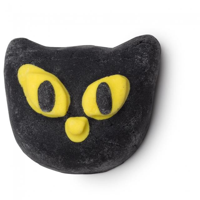 画像: 『ビウィッチド』(バブルバー) ¥850 (税込) / 100g 魔女のつかいとしてハロウィンのシンボルにもなっている黒猫のキュートなルックスが目を引くバブルバーは崩してしまうのがもったいないくらい。この時期だけの特別なバスタイムを楽しんでみてください。
