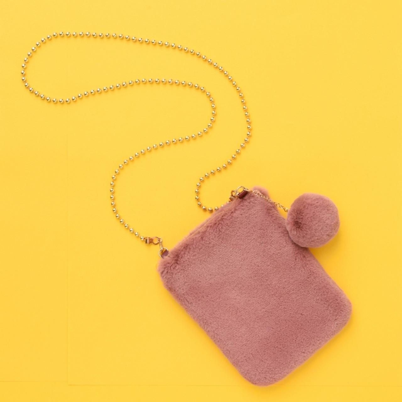 画像: ガーリー派にもカジュアル派にも合うトレンド感。 ポンポンファーチャーム単体でも、ポーチとしても使える！