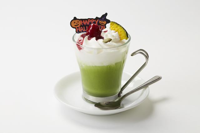 画像: 【バタージャックの抹茶ラテ】 580円(税抜) 抹茶ラテと甘酸っぱいラズベリーが相性ぴったりなのは、バタージャックが魔法をかけたから。仕上げのたっぷり生クリームでハロウィンパーティーがもっとスイートに。