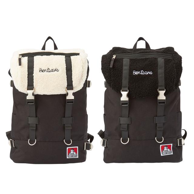 画像: PLAZA別注 BEN DAVIS メタルバックパック ボア 各6,800円 ロゴ部分のモコモコボア素材とクールなボディの組み合わせがキュート。メインスペース直結のサイドポケットや便利な内ポケットなど、機能面も充実しています。
