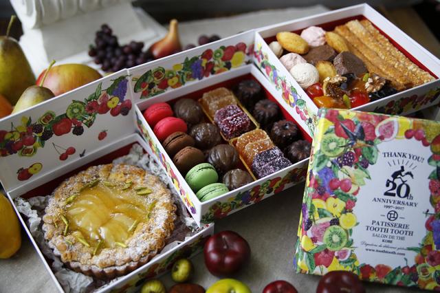 画像: 20th Anniversary ~PARTY BOX~ ご予約のお客様のためだけにお作りいたします。 12種類の焼菓子を3段重ねの20周年特製BOXにつめた、PARTY BOXが完成しました! 1段目には、パウンドケーキやマドレーヌやサブレなど、 2段目には、マカロン、マロングラッセ、パートドフリュイなど、 3段目には、焼きこみタルト、などなど、蓋をあけるとびっくり! 見て、食べて、味わって、写真を撮って! スイーツボックスですてきなひとときを。 本体価格¥5,500(税込¥5,940) 特定原材料 乳・卵・小麦を含みます。(一部お酒を使用しています。) PATISSERIE TOOTH TOOTH全店、オンラインショップにて10月10日より予約受付開始。