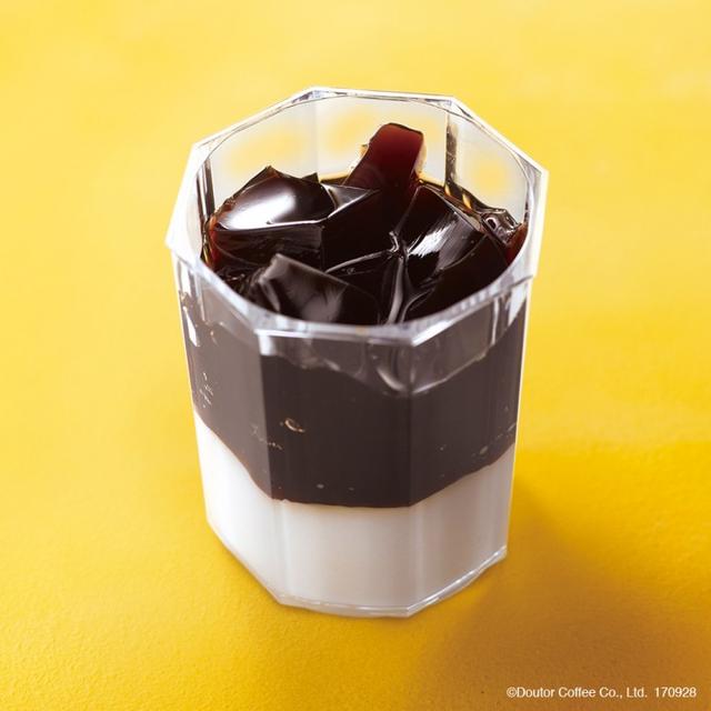 画像: 商品名:自家製コーヒーゼリー&ブラマンジェ 販売価格:380円 アーモンドリキュールで香りづけした、ぷるぷるのブラマンジェの上に、お店で抽出したエスプレッソを使ったコーヒーゼリーをトッピングしました。コーヒーゼリーの苦味とブラマンジェのほどよい甘さのカップデザートです。ゼリーとブラマンジェの異なる2つの食感をお楽しみください。
