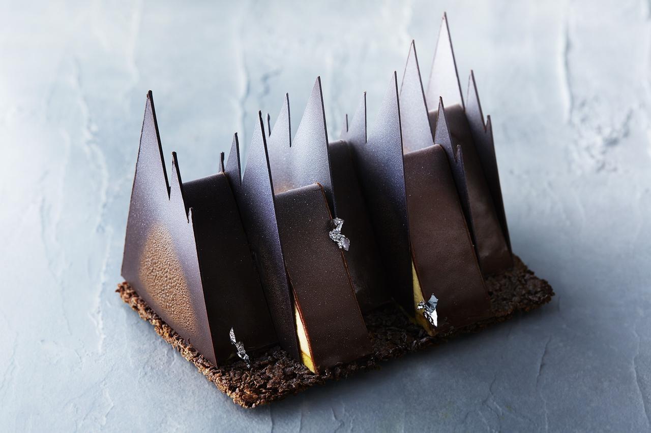 画像: 「メープルと洋梨のブッシュ ド ノエル」(L：4,800円、S：750円) アルプスの冬をイメージしたシャープなデコレーションが特徴。洋ナシのババロアの芳醇な香りとメープルムースの上品な甘みに、クルスティアンのざくざくとした食感がアクセント。アーモンド風味のスポンジと濃厚なチョコレートのコーティングで、食べごたえのある大人のクリスマスケーキに仕上げました。