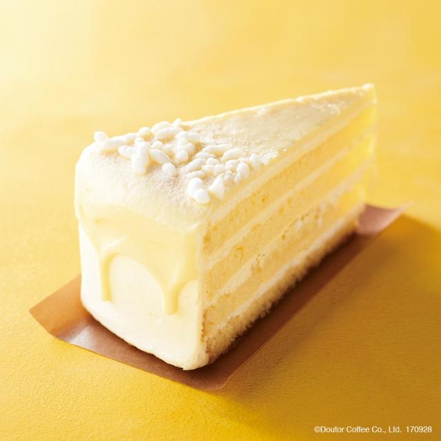 画像: 商品名:国産甘酒仕立てのホワイトチョコレートケーキ 販売価格:480円 米麹を使用した甘酒パウダーとホワイトチョコレート、ホイップをあわせた“ホワイトチョコレートホイップクリーム”にホワイトチョコクランチを混ぜ、スポンジ生地でサンドしました。さらに、表面を甘酒パウダー入りのホワイトチョコグラサージュでコーティング。ホワイトチョコレートを使用することで、甘酒の味わいをよりまろやかに仕上げた新作スイーツです。
