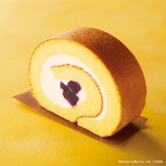 画像: 商品名:国産安納芋と紫芋のクリーミーロール 販売価格:450円 鹿児島県産安納芋ペーストと合わせたホイップクリームと国産紫芋ダイスをふわふわのスフレ生地で巻きました。ダイスカットした紫芋のしっかりとした味わいと、ホイップクリームに混ぜ込んだ安納芋ペーストのほどよい甘さのスイーツです。