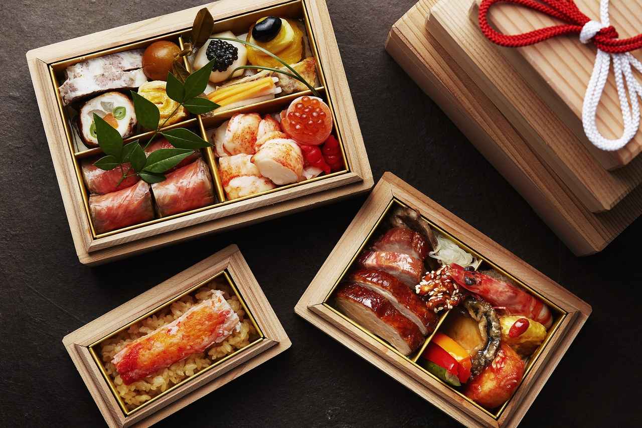 画像: マンダリン オリエンタル 東京 特製おせち 18,000円 本年ご用意するホテルメイドの“お一人様サイズおせち”は、鮮度にこだわり厳選した洋中折衷の具材を詰め合わせました。一の重と二の重には、ミシュランガイド東京 2017より星評価を受ける37階広東料理「センス」料理長の鄧徳勝(とう とくかつ)が監修。窯焼きチャーシューなどの本格広東料理を堪能いただけます。三の重には、オマール海老のマリネや栃木県産牛サーロインのローストをメインに、新年にふさわしい豪華で上品な味わいを多彩に詰め込みました。