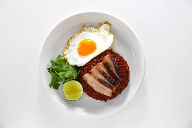 画像: 「ギンカーオ炒飯」1,300円 豚肉とブラックソースの香ばしい炒飯。目玉焼き添え。