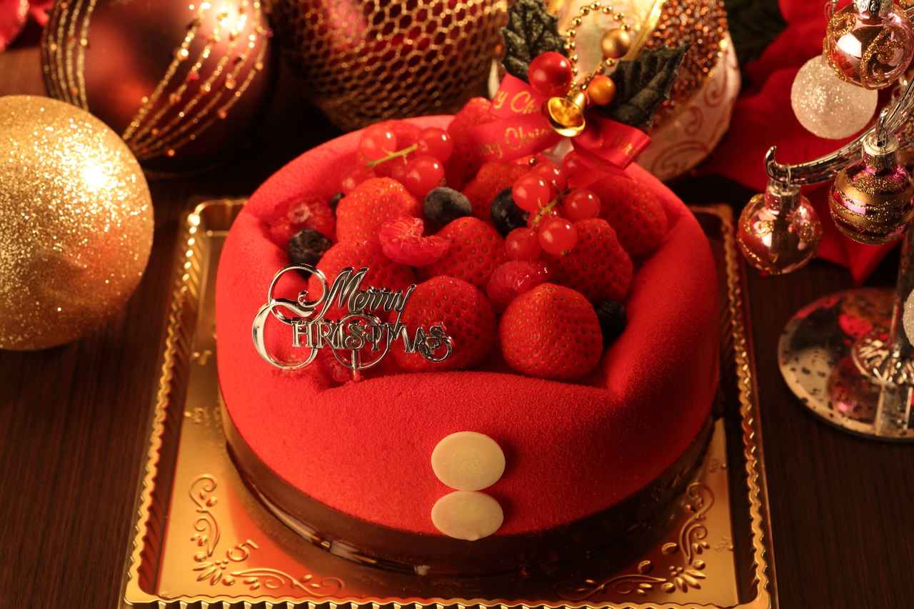 画像: ペール・ノエル　5号 (15cm) 5,400円 サンタクロースをモチーフに、遊び心たっぷりで目にも愉しめる愛らしいデザインに仕上げたケーキ。贅沢にあしらったベリーはまるで宝石の様に華やか。きっとクリスマスムードを高めてくれることでしょう。イチゴのムースとバニラのムースの組み合わせに少しほろ苦いキャラメルクリームがアクセントとなり、味を引き締めます。