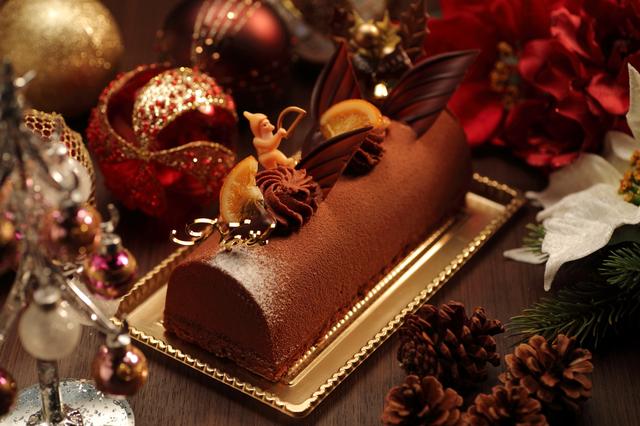 画像: ブッシュ・ド・ノエル ラ・スイート (18cm×7cm) 4,860円 フランス・ヴァローナ社のミルクチョコレート「ジヴァラ・ラクテ」を使用したブッシュ・ド・ノエル。香り高いヘーゼルナッツの生地に爽やかなオレンジのクリームを重ねました。フォユティーヌのサクサクした食感、香ばしい生地と口どけの良いムースが生み出す贅沢で上品な味わいは、クリスマスだけのスペシャルな一品です。