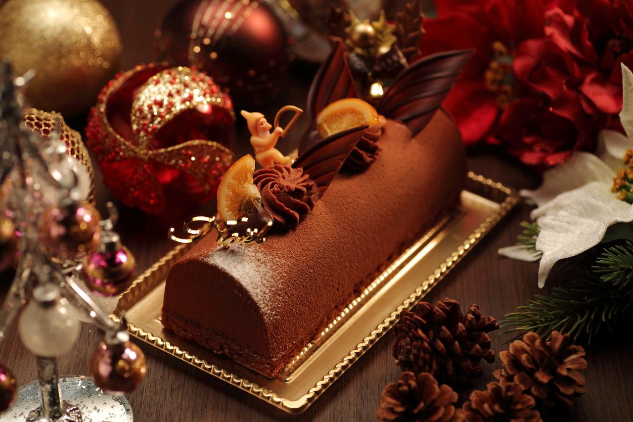 画像: ブッシュ・ド・ノエル　ラ・スイート (18cm×7cm) 4,860円 フランス・ヴァローナ社のミルクチョコレート「ジヴァラ・ラクテ」を使用したブッシュ・ド・ノエル。香り高いヘーゼルナッツの生地に爽やかなオレンジのクリームを重ねました。フォユティーヌのサクサクした食感、香ばしい生地と口どけの良いムースが生み出す贅沢で上品な味わいは、クリスマスだけのスペシャルな一品です。