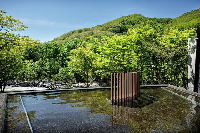 画像2: 日本初!温泉につかって氷瀑を眺められる露天風呂
