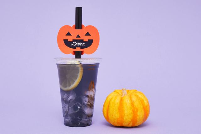 画像: 商品名 :ブルックリンブラックレモネード 価格 :330円(税込) 商品特徴:自家製レモンシロップにシナモンと竹炭を入れた、 刺激的なおいしさ。ハロウィン限定のタグ付き!