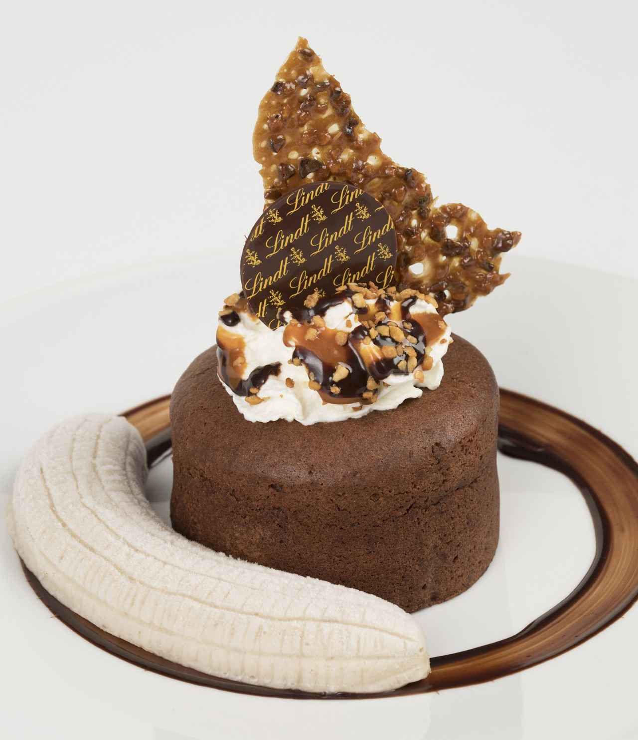 画像: 銀座店限定「皿盛りデザートのリンツ フォンダン オ ショコラ バナーヌ」