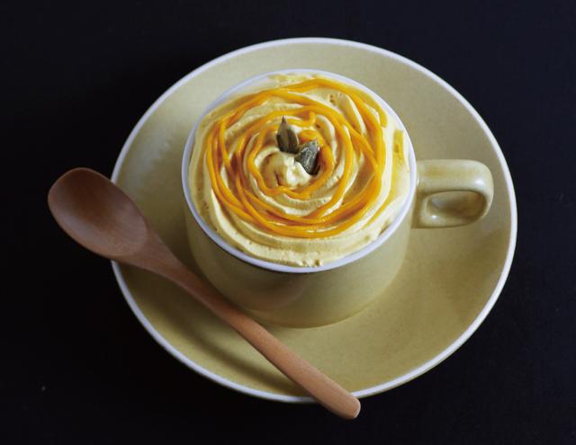 画像: 「パンプキン・オーレ」 690yen とろーり濃厚なかぼちゃペーストと、自然な甘みのかぼちゃクリームが二層になった、 シナモンが香るほっこりカフェオレ。