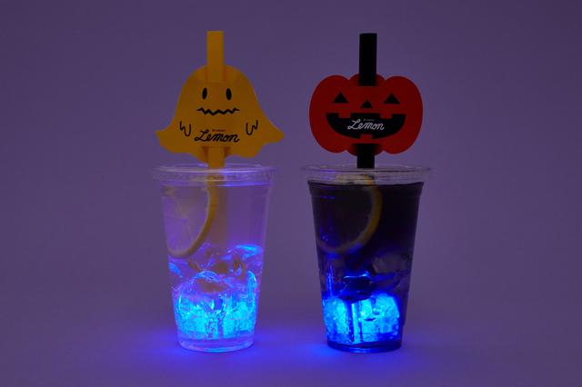 画像: 商品名 :ブルックリンナイトレモネード(左) ブルックリンブラックナイトレモネード(右) 価格 :各680円(税込) 商品特徴:レモネードにきらきら光る模造氷をIN。 ハロウィン限定のタグ付き!(模造氷はお持ち帰りいただけます。)