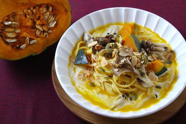 画像: 「かぼちゃときのこの豆乳クリームパスタ」1180円 かぼちゃクリームはまろやかながらも、豆乳を使っているので最後まであっさりと召し上がれます。 トッピングした木の実の食感も楽しんで。