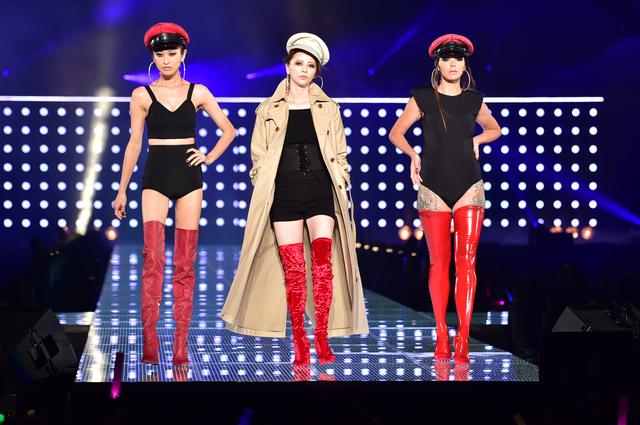 画像: 左から山田優さん、香里奈さん、土屋アンナさんが登場!圧巻ですね!