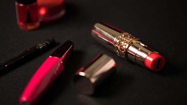 画像: ■カラーは " GOLD×RED "と " SILVER×PINK " の2カラー。 GOLDボディーに赤リップがとってもクール & SILVERボディーにピンクリップはポップな感じです。