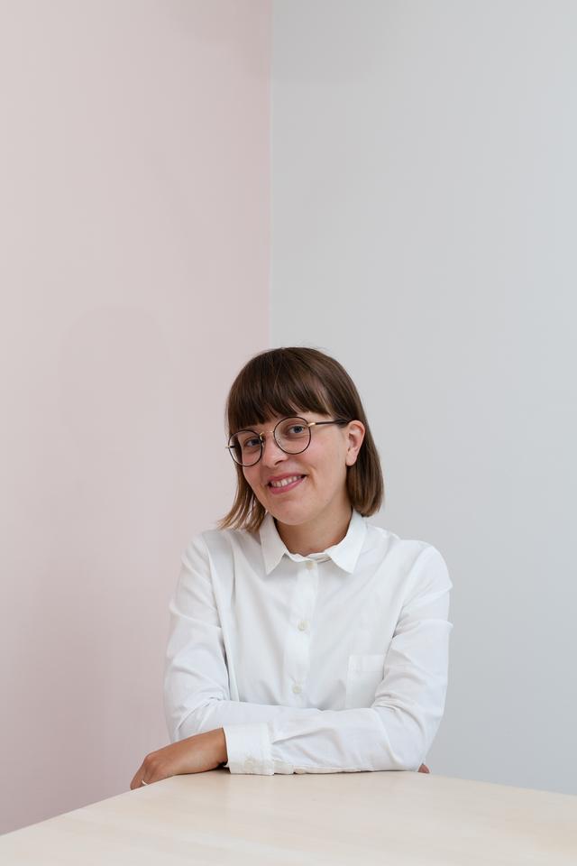 画像: ≪Hanna Konola(ハンナ コノラ)氏≫ フィンランドのヘルシンキにスタジオを構えるグラフィックアーティスト。ヨーロッパだけでなくアジア、アメリカなど世界中のクライアントへ、テキスタイル、パッケージデザイン、プロダクトデザイン、エディトリアル、空間デザインなどを提案、多岐にわたり活躍。常に自身の作品制作も行う。ライフスタイルでは新しいことにいつも目を向けながら何事にもチャレンジし、自身の作品へインスパイヤされている。
