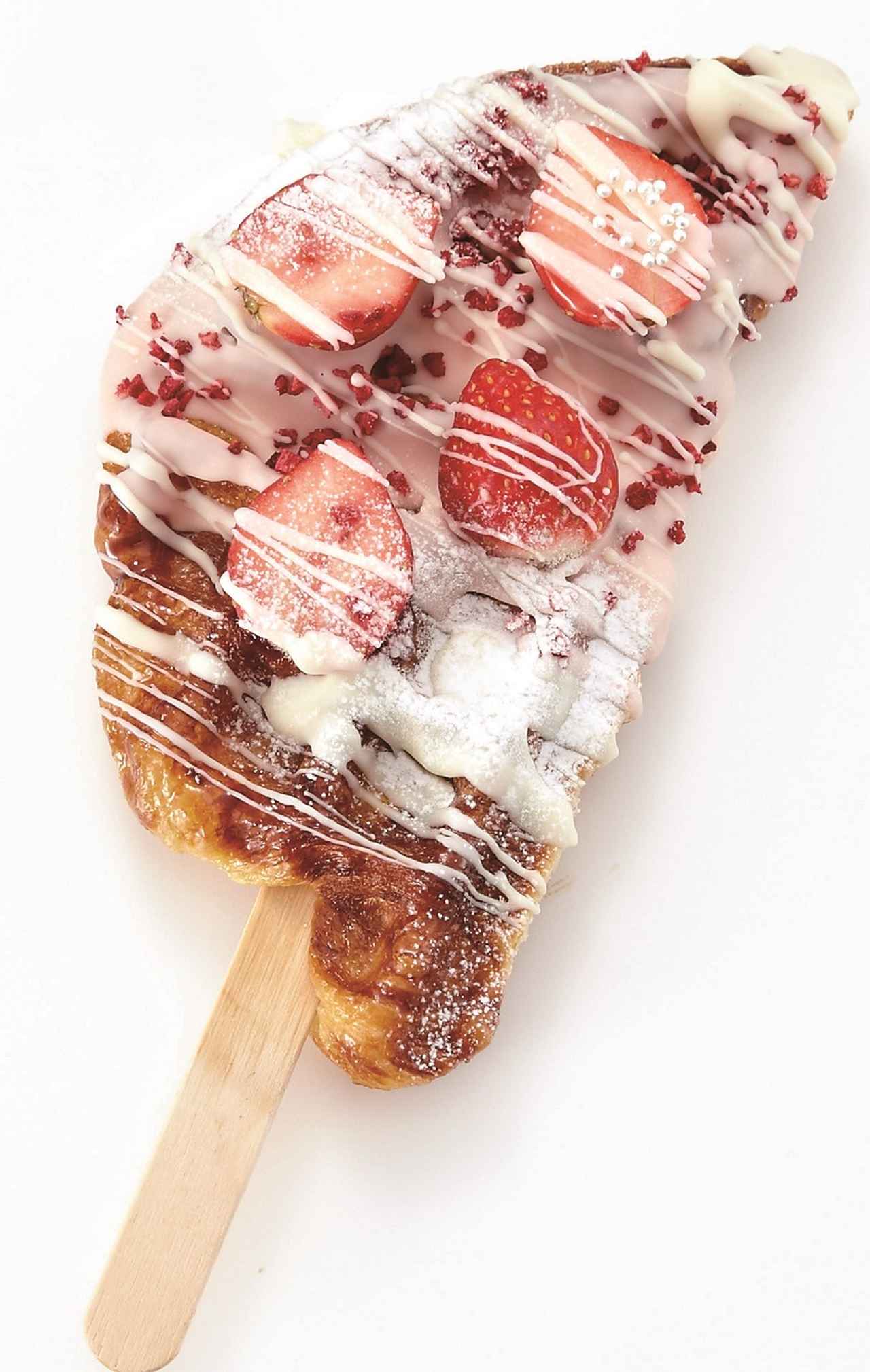 画像: 【あべのハルカス近鉄本店限定】【実演】神戸〈ワッフラ〉スティックワッフル 芦屋で人気のワッフル専門店ワッフラより、本催事限定でフルーツとチョコレートで仕上げたワッフルを新発売します。スティックタイプなので食べ歩きにぴったり。一緒に写真を撮って楽しむことも出来ます。 スティックワッフル（ストロベリー＆ラズベリー)(１本）540円