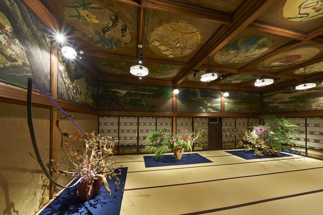 画像: 草丘の間