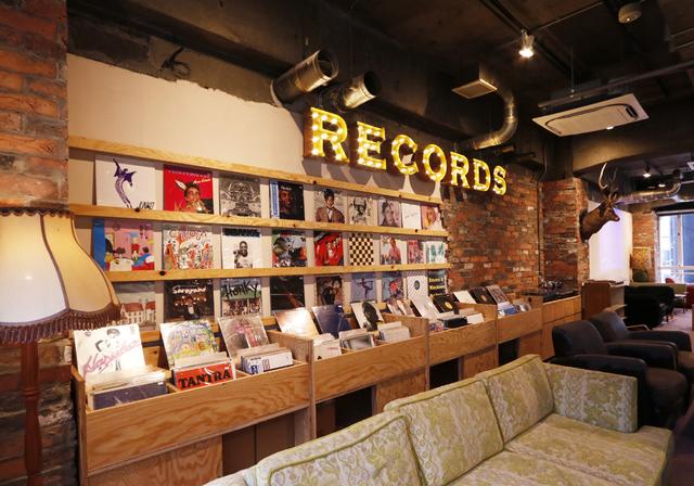 画像: ・"RECORDS&GENERAL STORE" レコードやニューラフレアのオリジナルグッズを販売する、音楽とファッションエリア"RECORDS& GENERAL STORE"が新たにオープン。レコードショップで販売するレコードは、神戸元町にある「汎芽舎 / ハンゲシャ」が監修。「汎芽舎」は、店内で実際にレコードを聴き、触れて感動するシーンを大切に考える、マニアックかつ初心者も楽しめるレコードを取り揃えるショップとして有名なお店だ。 ◆汎芽舎 オフィシャルサイト http://hangesha.shop-pro.jp/