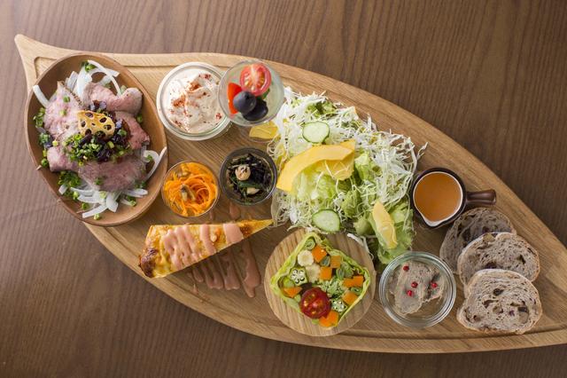 画像2: ランチタイムは地元農家さんが一生懸命育てた「かずさ野菜」を「顎が疲れるまで野菜を思う存分食べていただきたい」という想いで生まれた「かずさ彩り野菜のプレート」