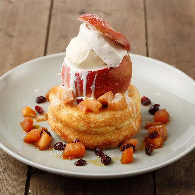画像: ○11月「まるごとリンゴのパンケーキ ホットカスタードソース」(本体価格 1,700円) 焼きリンゴを1個丸ごとのせた、ふわふわもっちりのパンケーキ。周りにもキャラメリゼした角切りリンゴをトッピング。旬のリンゴをまるごと味わえる一品です。
