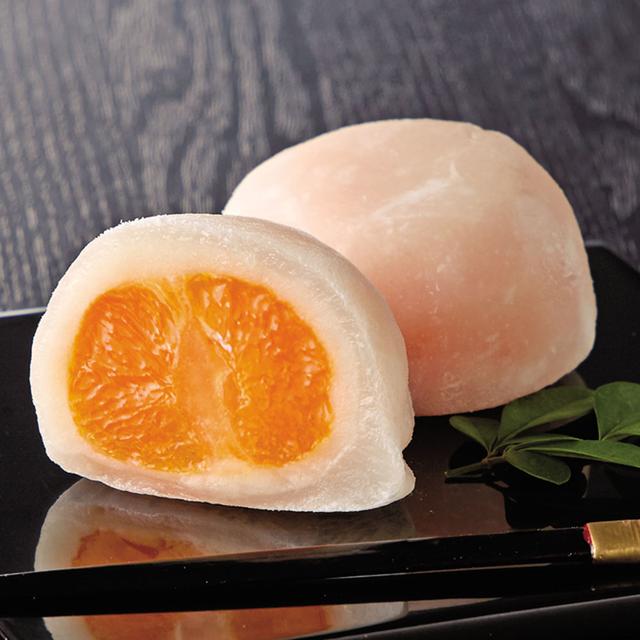 画像: 「新杵堂」まるごとみかん大福 3,850円 内容量:3個入り×4箱(1個約55g) (計12個) コシ強めの餅に、和歌山県産みかんをまるごと一つ包みました。甘さ控えめの白あんが甘酸っぱいミカンの風味を生かします。