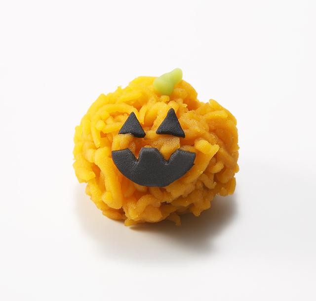 画像: <老松> 生菓子(1個)税込432円 かぼちゃ餡を使ったきんとん製の生菓子。