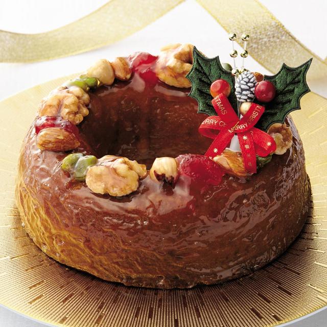 画像: 「梅月堂」リースケーキ 3,900円 内容量:約400g(直径15×高さ5cm) バターとアーモンドをたっぷり使ったバターケーキに渋皮栗とキャラメル風味を加えた、奥深い味わいです。上にはクルミやピスタチオなどのナッツを飾って食感をプラス。クリスマスお届けにはオーナメントが付いています。