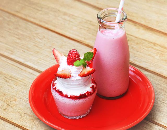 画像: ストロベリーパフェと 贅沢いちごみるく 920円