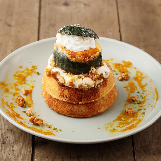 画像: ○10月「まるごとカボチャのブリュレパンケーキ」(本体価格 1,700円) かわいいカボチャを丸ごとローストし、中にはカスタード、バニラアイスを入れ表面をカリカリのブリュレに仕上げました。旬のホクホク甘いカボチャをお楽しみください。