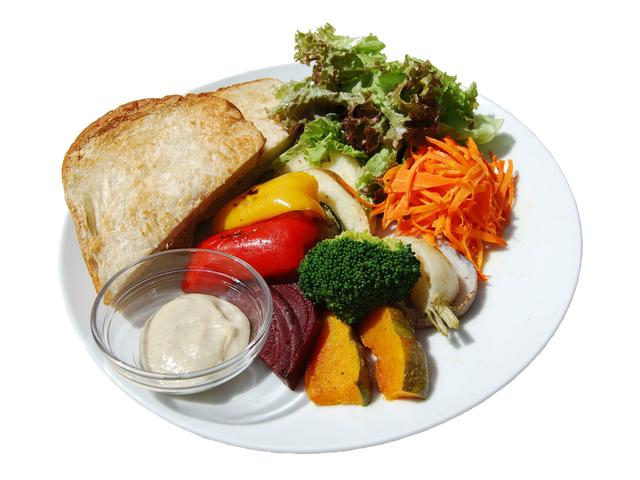 画像: ■グリル野菜のサラダプレート 800円(税込) 隣接店舗の旬八青果店から仕入れる季節の野菜をグリルし、野菜に合わせた手作りディップを添えました。大きめにカットしたグリル野菜は食べ応え満点です。パンは豆乳白パン・クロワッサン・トーストの3種から選べます。