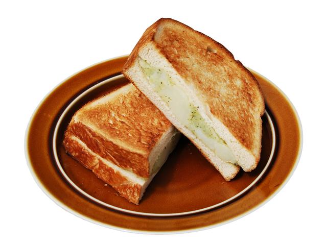 画像: ■バジルポテトサンド 490円(税込) バジルペーストを練り込んだポテトを、店内で焼いている自家製食パンでサンドしたボリュームたっぷりのサンドイッチです。バジルの香りが食欲をそそります。手作りの豆乳マヨネーズが味の決め手です。