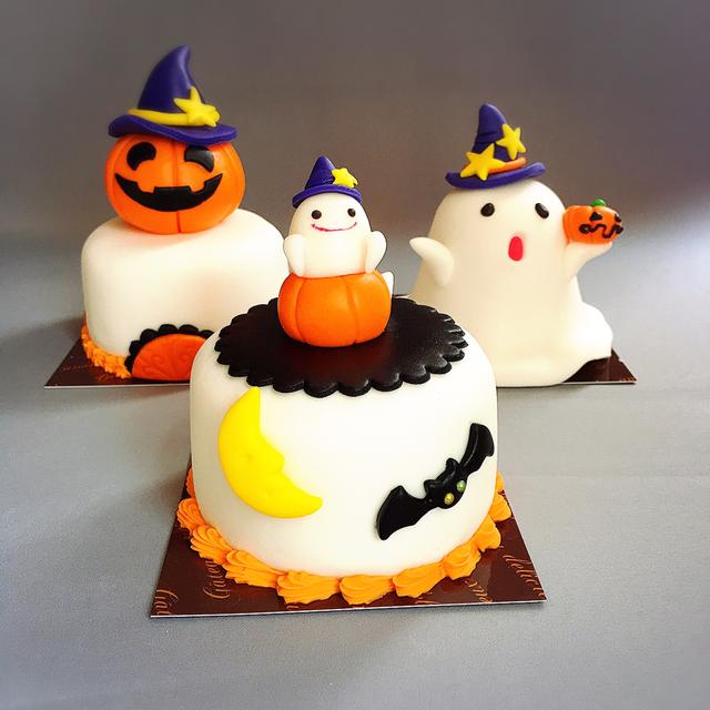 画像: 当日まで飾りハロウィン期間をお楽しみいただく、フィギュアのような新スイーツ エコールシュクレ「クリスピーシュガーケーキ~ハロウィン2017~」2222円 シュガークラフトの技術と経験に基づきながらも、新たな発想で生み出されたシュガースイーツがスイーツフォレストでデビューを飾ります。 マシュマロ風味でお子様でも食べやすい新しいシュガーペーストの中には、サクサクのクリスピーケーキが隠れています。これまでのスイーツではなかった、デザイン性豊かなビジュアルと美味しさの両方をお楽しみいただけます。