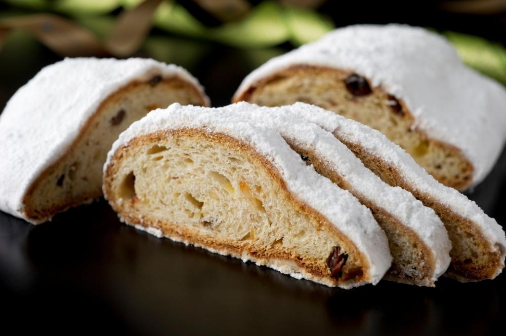 画像: 「シュトーレン」 厳選された5種類のフルーツをグランマニエに丹念に漬け込んだ、香り豊かなドライフルーツを贅沢に使用し、胡桃やアーモンドの食感、シナモンのスパイスをアクセントに焼き上げたクリスマスの人気商品です。 料金(税込み)：1,998円 サイズ　　　：長さ 約20cm、幅 約10cm